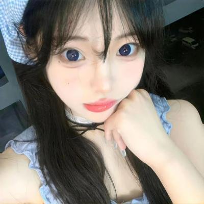 男孩在唱歌